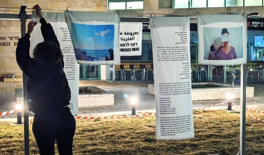 מתכוננים לתערוכה "זה מקום טוב לאוורור" (צילום: ולריה גסלב) )