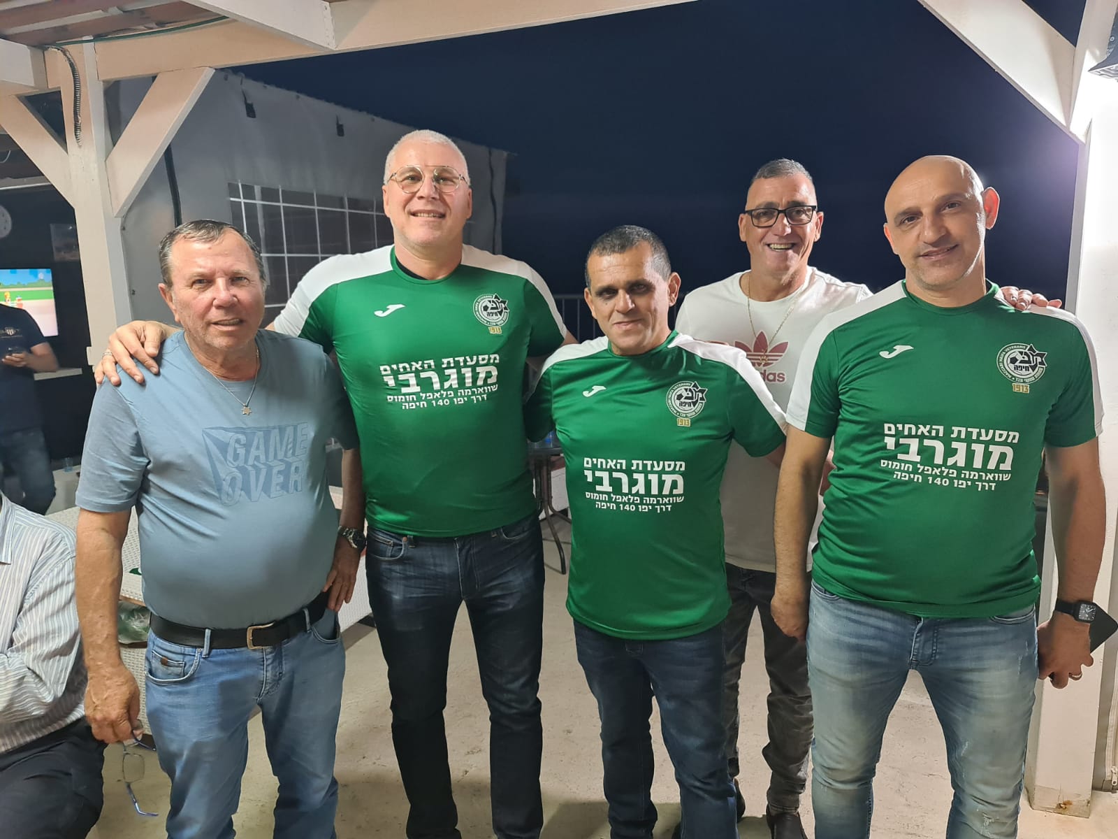 עופר מזרחי (מימין), גדי אוחיון, יוסף מוגרבי, ליאור רוזנטל ומנהל קבוצת הוותיקים אריה ברזלי (צילום: ג'ו לוצ'יאנו)