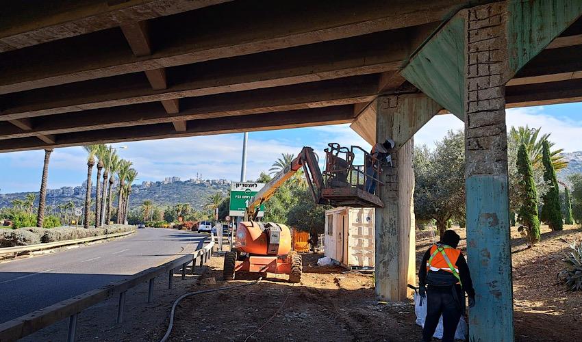 העבודות בגשר ההגנה (צילום: התאגיד העירוני יפה נוף)