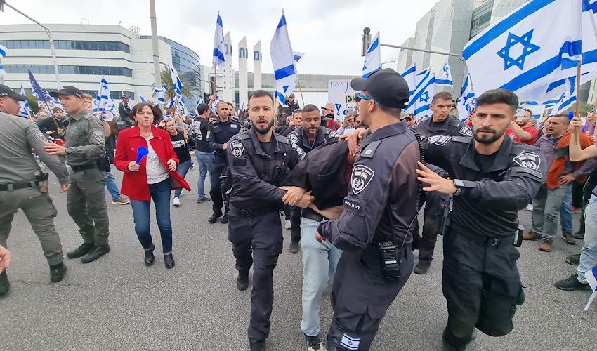 מעצר של מפגין בצומת מת"מ (צילום: דוברות המשטרה)