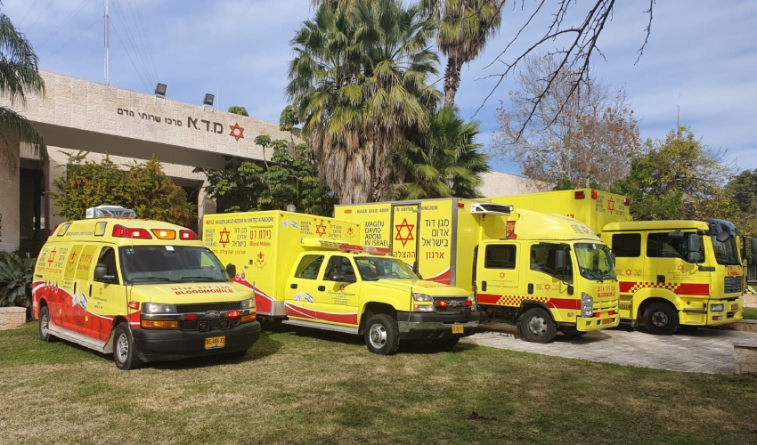 אמבולנסים וניידות לתרומת דם (צילום: דוברות מד"א)