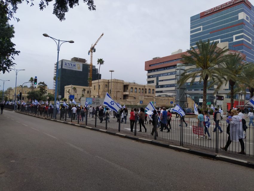 מפגינים צועדים ברחוב העלייה השנייה (צילום: שי אפשטיין)