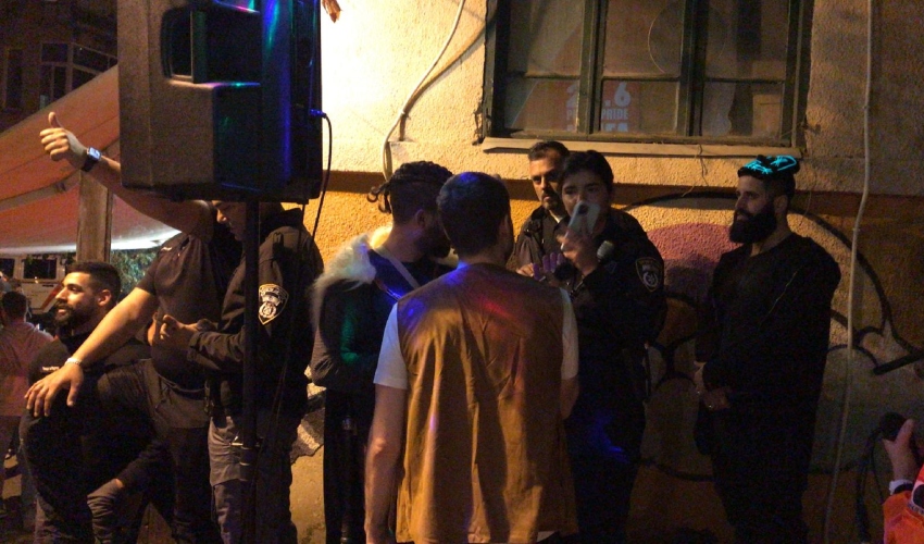 שוטרת עוצרת את מסיבת הרחוב (צילום: תדהר טויכר)
