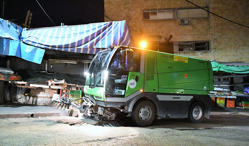 מבצע ניקיון בשוק תלפיות (צילום: ראובן כהן, דוברות עיריית חיפה)