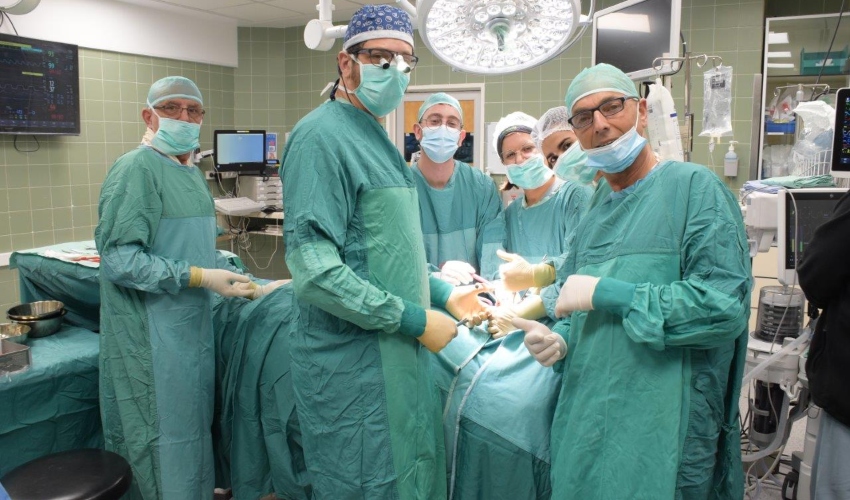 צוות פה ולסת במהלך הניתוח (צילום: ירון חזן, דוברות כרמל)