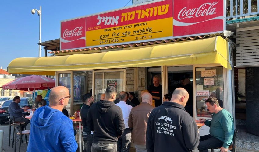 תור טיפוסי בשווארמה אמיל (צילום: חגית הורנשטיין)