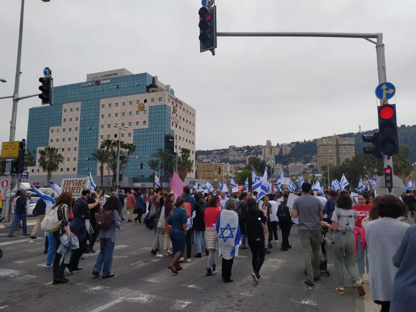 מפגינים חוסמים את צומת דולפין (צילום: שי אפשטיין)