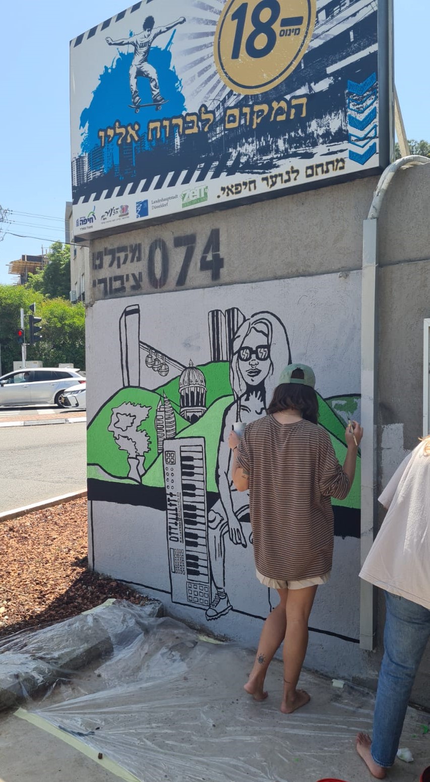 עובדים על ציור הקיר של יובל קשת (צילום: באדיבות המשפחה)