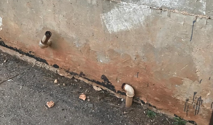 צינורות מים מנותקים במקלט ברחוב הרותם (צילום: ניסים בן אריה)