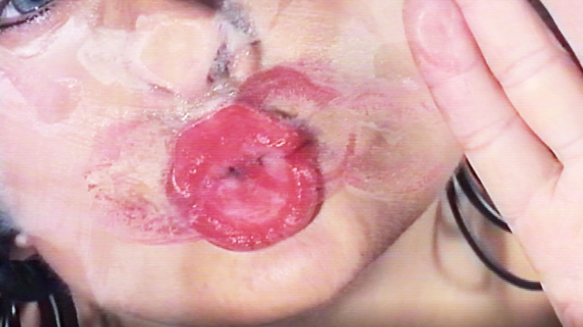 "נשיקה", עבודה של אנה אנדרס