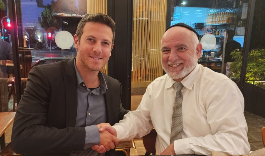 דוד עציוני והרב אבי ויצמן, אתמול (צילום: מאיר רפאל ביטון)