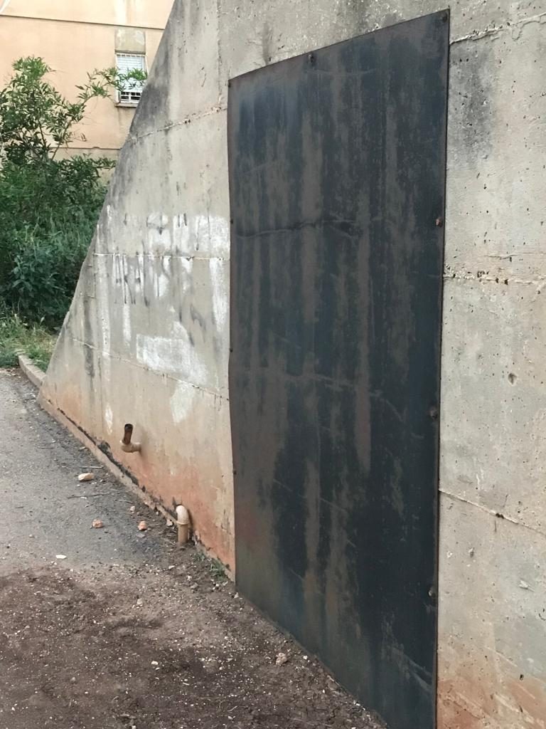 דלת ברזל אוטמת את המקלט ברחוב הרותם (צילום: ניסים בן אריה)