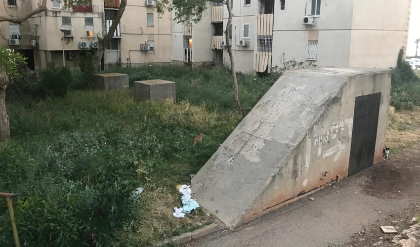 מקלט אטום ברחוב הרותם בשכונת שער העלייה (צילום: נסים בן אריה)