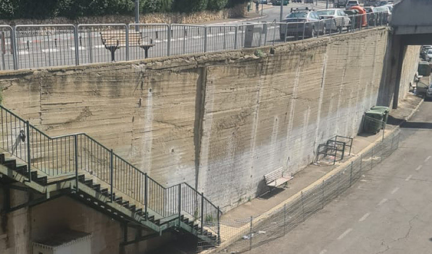 המדרגות החסומות בדרך יד לבנים