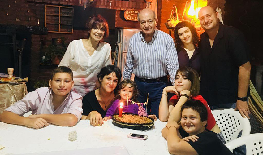 בר וגרי טרסיק עם ילדיהם ועם הוריו