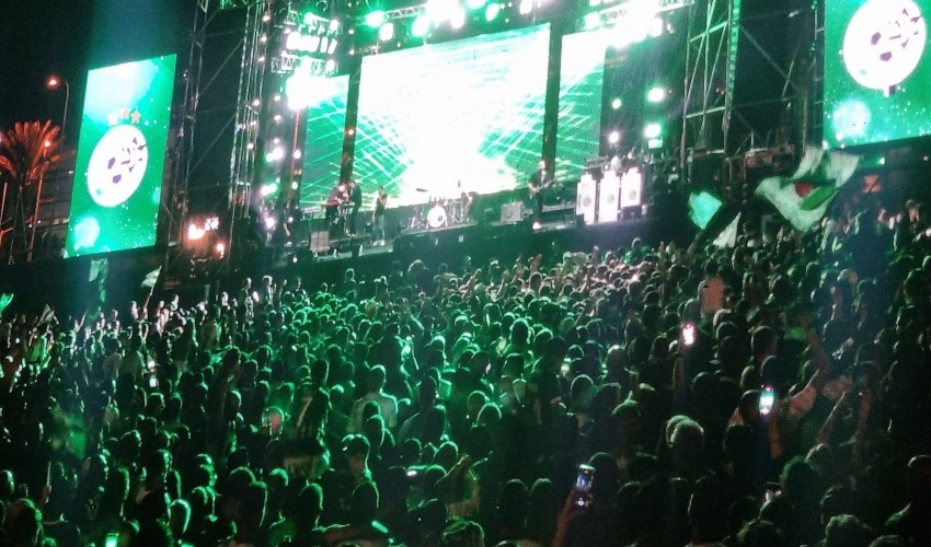 הצפיפות ליד הבמה בחגיגות האליפות של מכבי חיפה (צילום: שלומי צאיג)