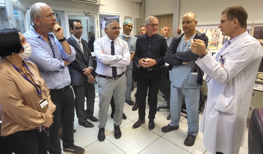 כהן בחדר הצנתורים עם מנהל מערך הלב, פרופ' שירן ופרופ' יפה (צילום: אלי דדון)