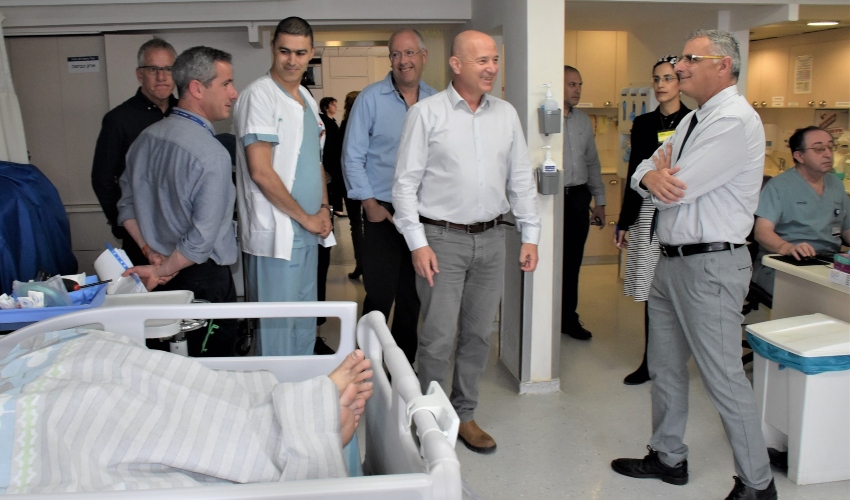כהן במחלקה לניתוחי לב עם מנהל המחלקה ד"ר ארז שרוני (צילום: אלי דדון)