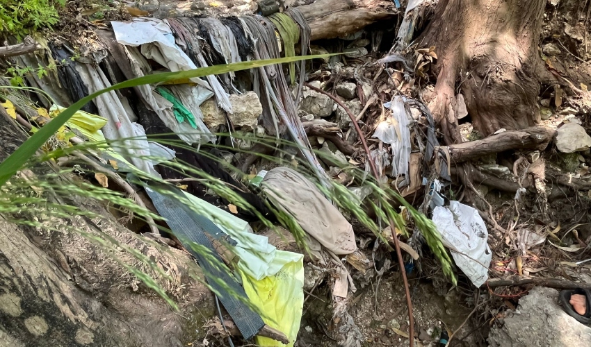 בגדים, שקיות ופסולת בערוץ הנחל ברמות רמז