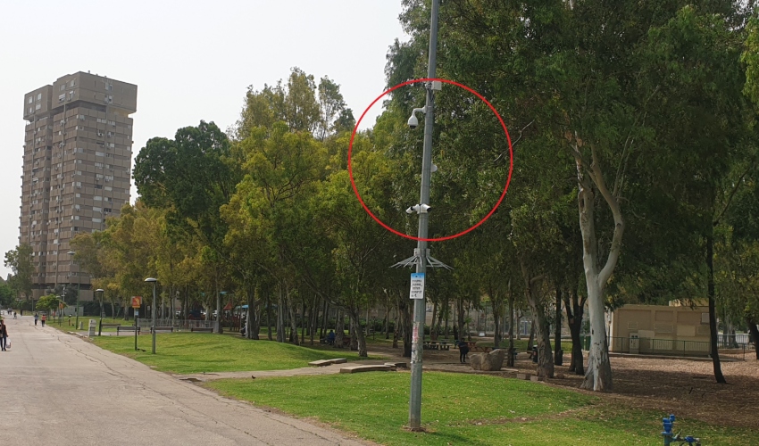 מצלמת אבטחה בטיילת קרית אליעזר (צילום: בועז כהן)