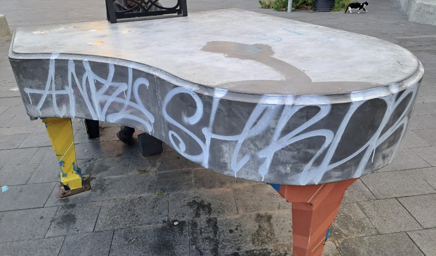 כתובות גרפיטי שרוססו על הפסנתר (צילום: דוברות עיריית חיפה)