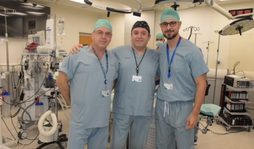 ד"ר ארסן שפיגלמן (במרכז) וצוות היחידה בחדר ניתוח (צילום: אלי דדון וירון חזן)
