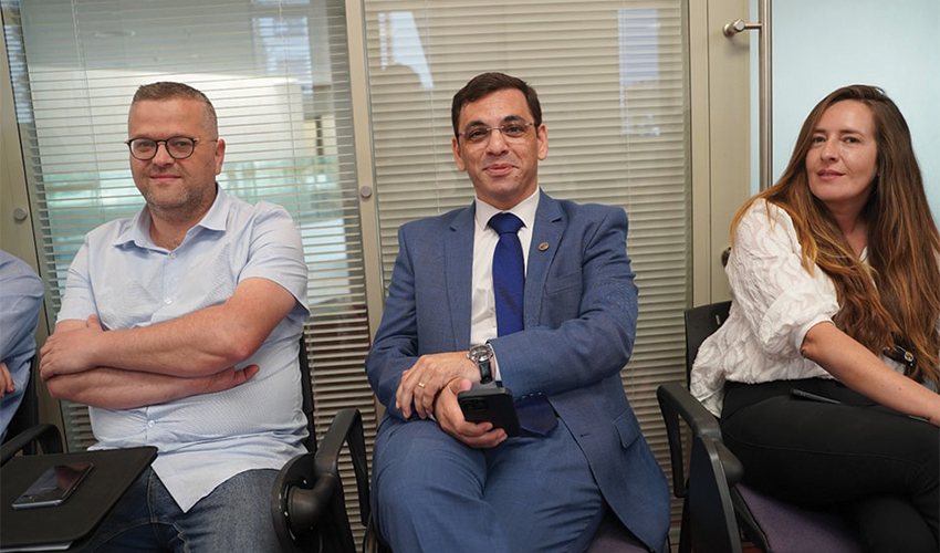 פרופ' עו"ד מוחמד ותד (במרכז)
