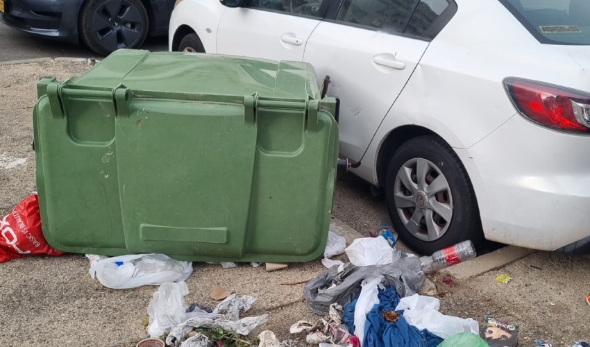 הפח ההפוך צמוד לרכבו של התובע