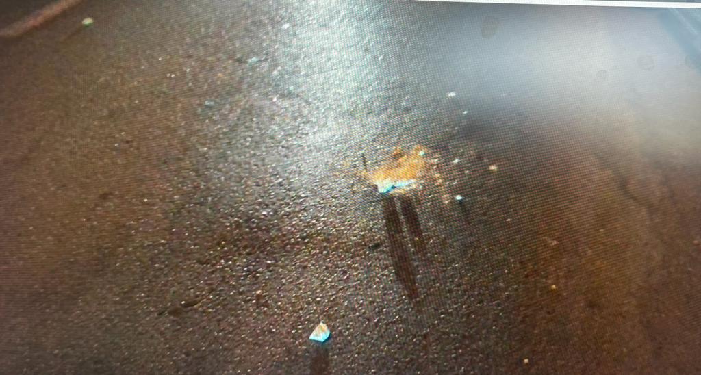 אבנים שהושלכו על הניידת (צילום: דוברות המשטרה)