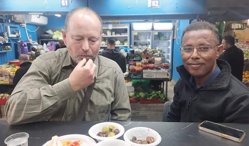 עו"ד ליאור פרי מנגב חומוס (צילום מתוך דף הפייסבוק שלו)