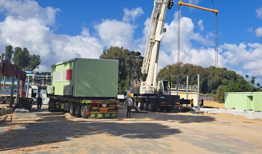הצבת המבנים היבילים במתחם בית הספר מגינים (צילום: ברוך שמאילוב)