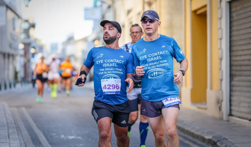 מחמוד חמודה עם ואדים רויזמן (צילום: רדיסון בלו מרתון, לרנקה)