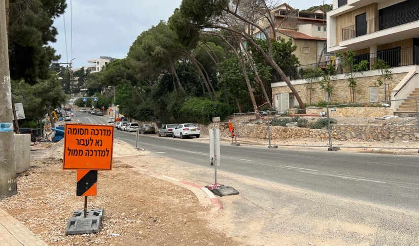 השלט ברחוב יותם המפנה למדרכה ממול (צילום: חגית הורנשטיין)