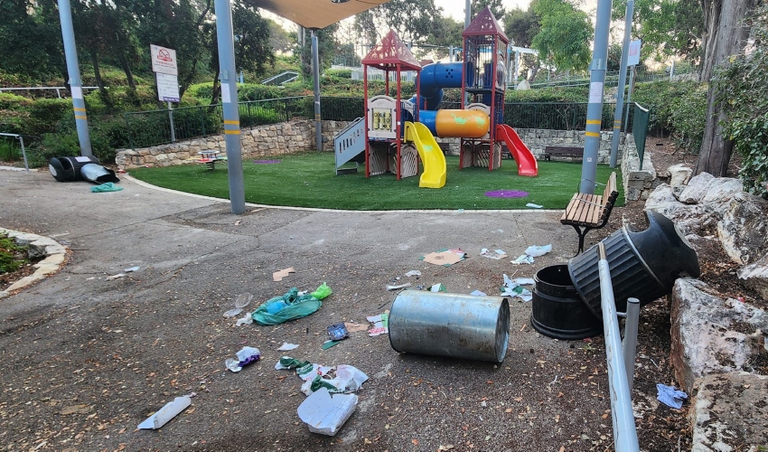 פחים הפוכים בגן חיל הים (צילום: אלונה אייזנברג)