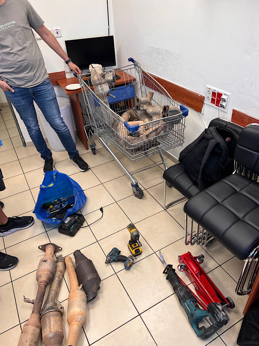 הממירים הקטליטיים שנתפסו (צילום: דוברות המשטרה)