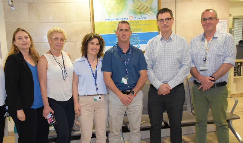 בר סימן טוב עם הנהלת כרמל (צילום: אלי דדון)