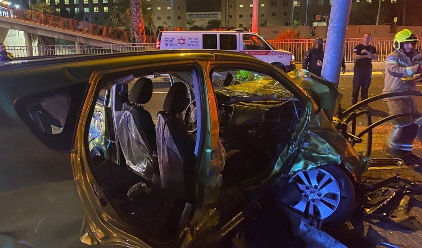 זירת התאונה בשדרות ההגנה (צילום: דוברות שירותי הכבאות וההצלה, מחוז חוף)