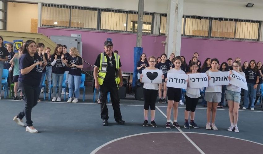 מרדכי אטדגי, אילנית מועלם והשלט (צילום: טל ישראל)