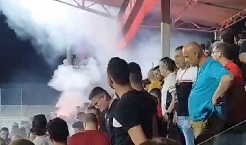 האבוקות שהדליקו אוהדי מכבי, מבט מיציע המארחים (צילום" אהוד שילה)