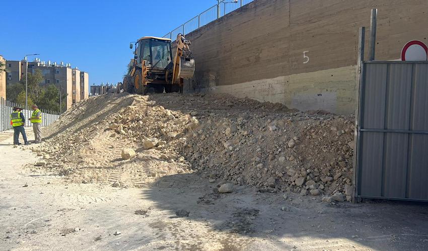 העבודות לשיקום החומה שקרסה (צילום: דוברות עיריית חיפה)