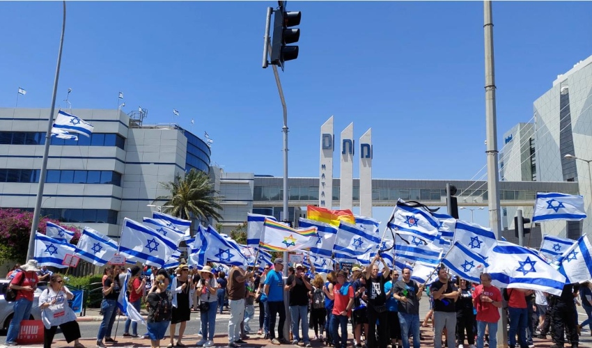המחאה בצומת מתם (צילום: מחאת העם חיפה)