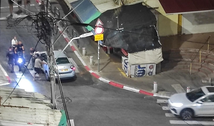 מכונית לאחר התנגשות בעמודי המחסום ברחוב סירקין (צילום: קרנית מנדל סינק)