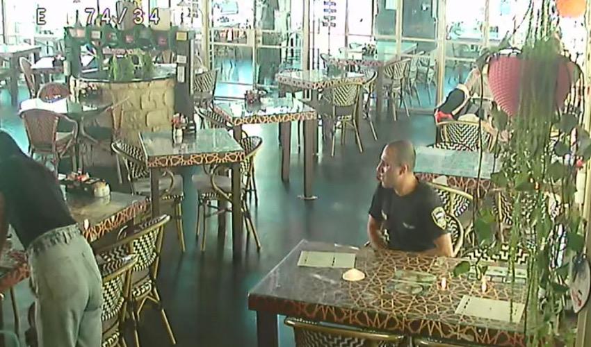 פקח של עיריית חיפה במסעדת הוואנה במושבה הגרמנית (צילום: מתוך מצלמות האבטחה של המסעדה)