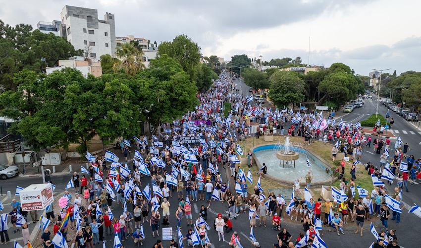 מפגינים צועדים ממרכז הכרמל אל מרכז חורב (צילום: מחאת העם חיפה)