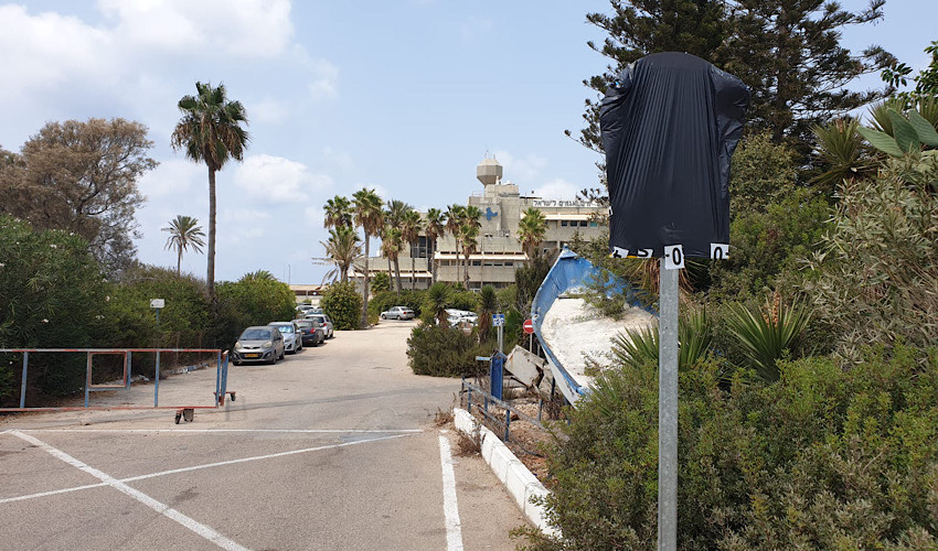 החניון של המכון לחקר ימים ואגמים עם השלט המכוסה (צילום: בועז כהן)