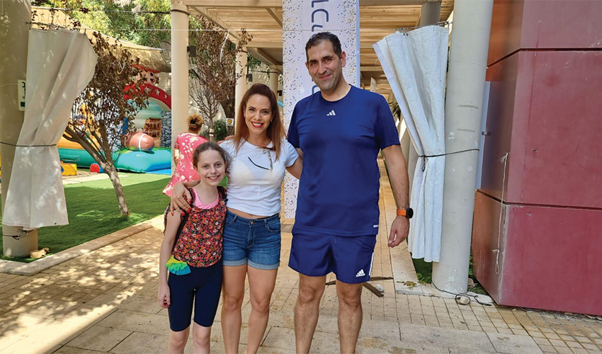 עוה"ד שאדי סרוג'י ויפעת שי-יוספזון עם בתה נויה ביום כיף (צילום רויטל אלמוז)