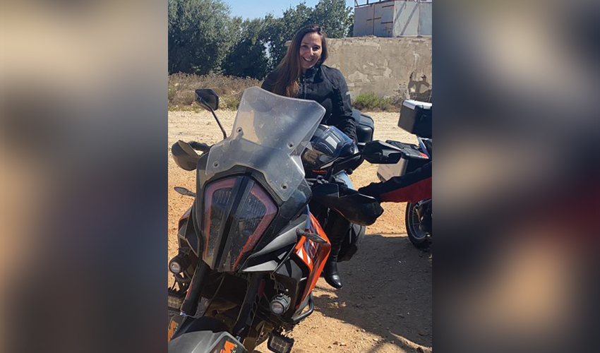 עו"ד אתי סדיס והאופנוע (צילום: ארז פיודיק)
