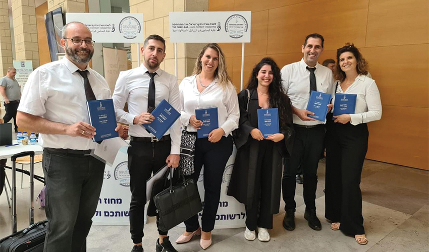 עורכי דין עם היומן החדש (צילום מתוך דף הפייסבוק של עו"ד שאדי סרוג'י)