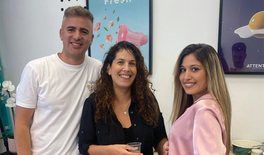 עוה"ד שלומי סימון ויעל חיון עם המתמחה עדי מזרחי