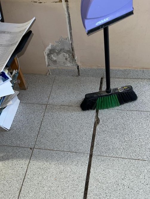 סדקים בקירות וברצפה וטיח נופל (צילום: ששון הלוי)